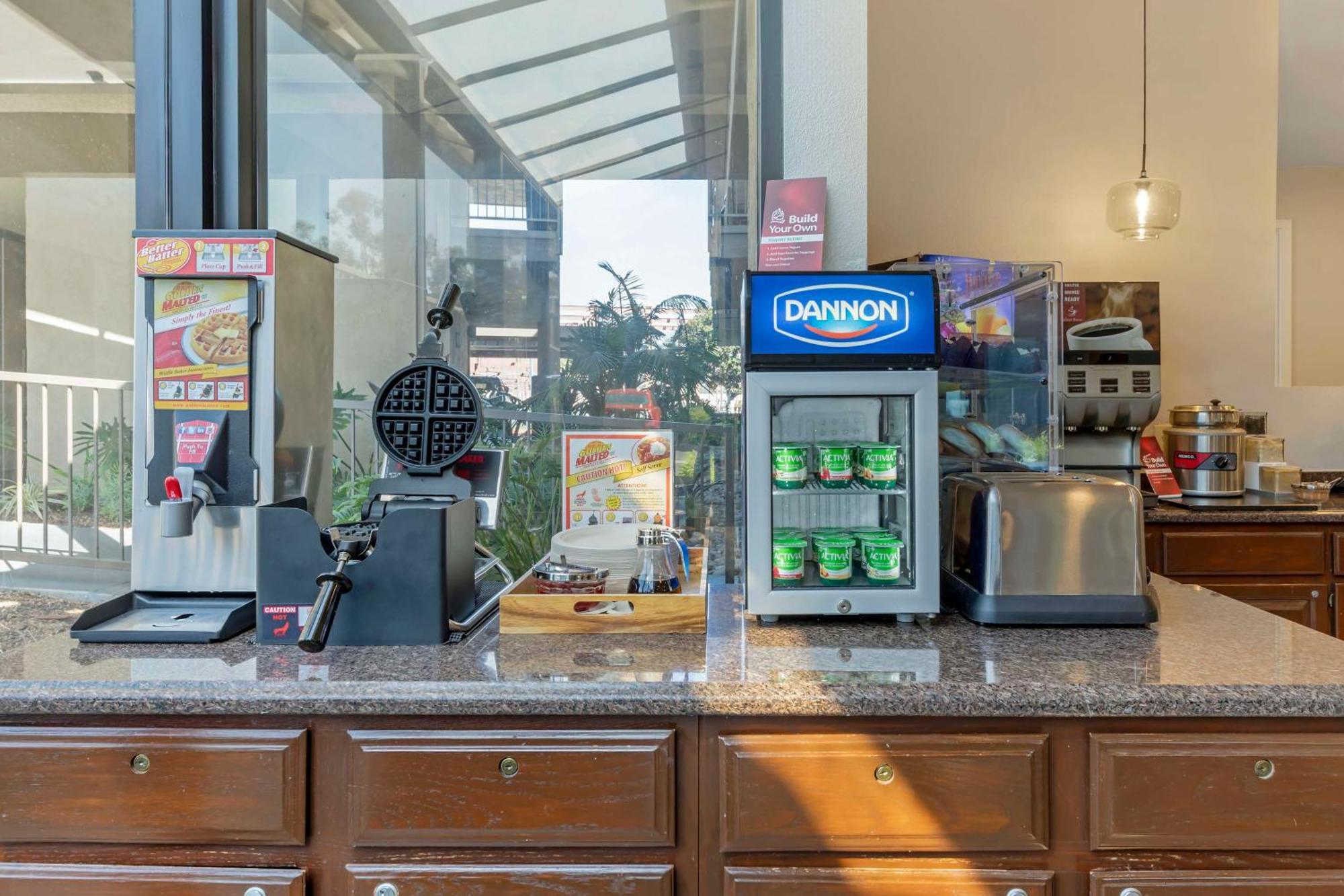 Best Western Plus Executive Inn Роуланд Хайтс Екстериор снимка